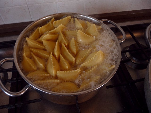 Cosa bolle in pentola g.jpg