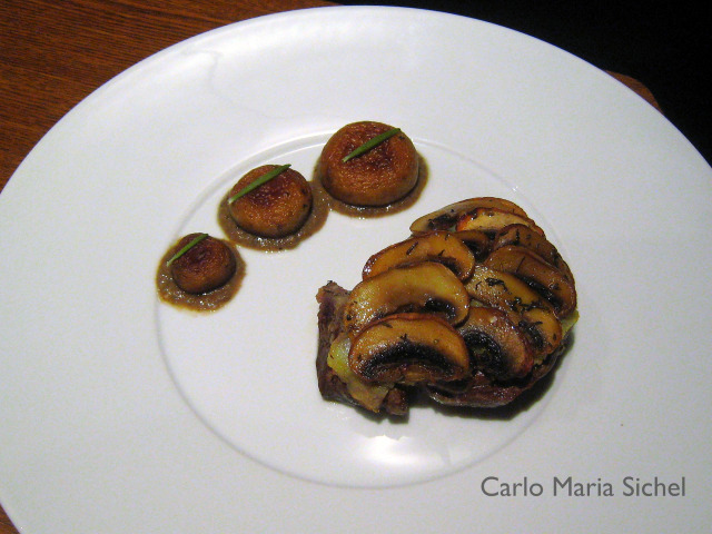 Il filetto di manzo in crosta di patate e Champignon sulla loro salsa.jpg