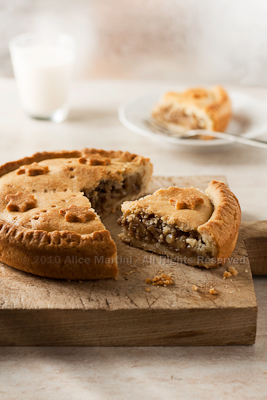 Torta ripiena di noci e mou.jpg