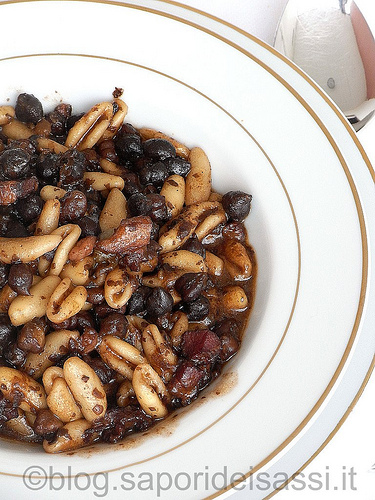 Ceci neri, cavatelli e pancetta.jpg