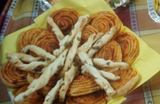 girelle mozzarelle e grissini sfogliati alle olive.JPG