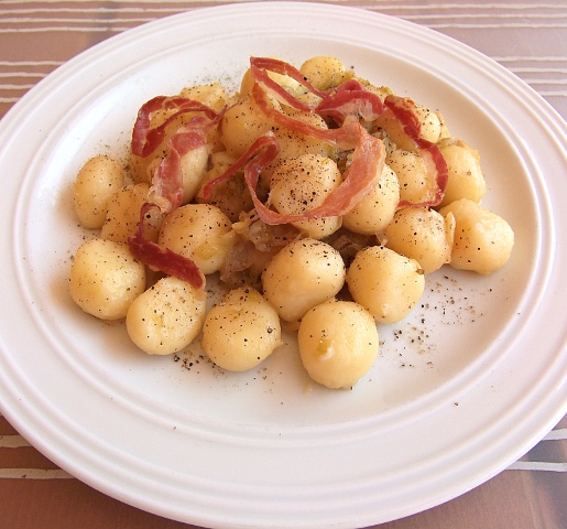 Gnocchi ripieni con salsa di porri.JPG