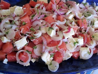 Insalata estiva con anguria, feta, menta e cipolla di Tropea.jpg