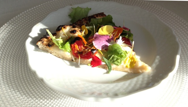 Pizza fiori eduli Gatta mangionaPizza Igles, ideata da Igles Corelli.JPG