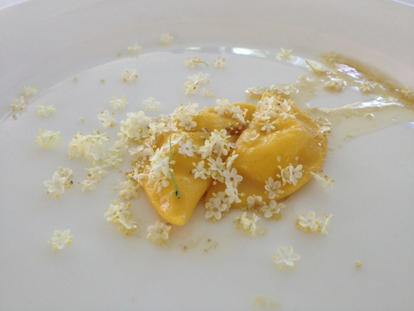 PG Parini_un raviolo omaggio alla sua tradizione romagnola ripieno di mozzarella e condito con burro al sambuco, contornato dai suoi profumati fiorellini bianchi.JPG